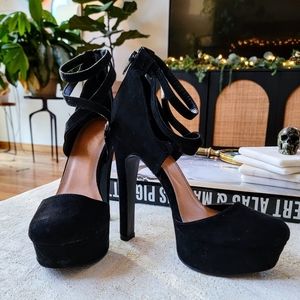 Black Strapped Platform Heels size 6